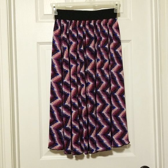 LULAROE pleated Jill skirt, chevron print with elastic waist band. Size XS - Picture 2 of 7